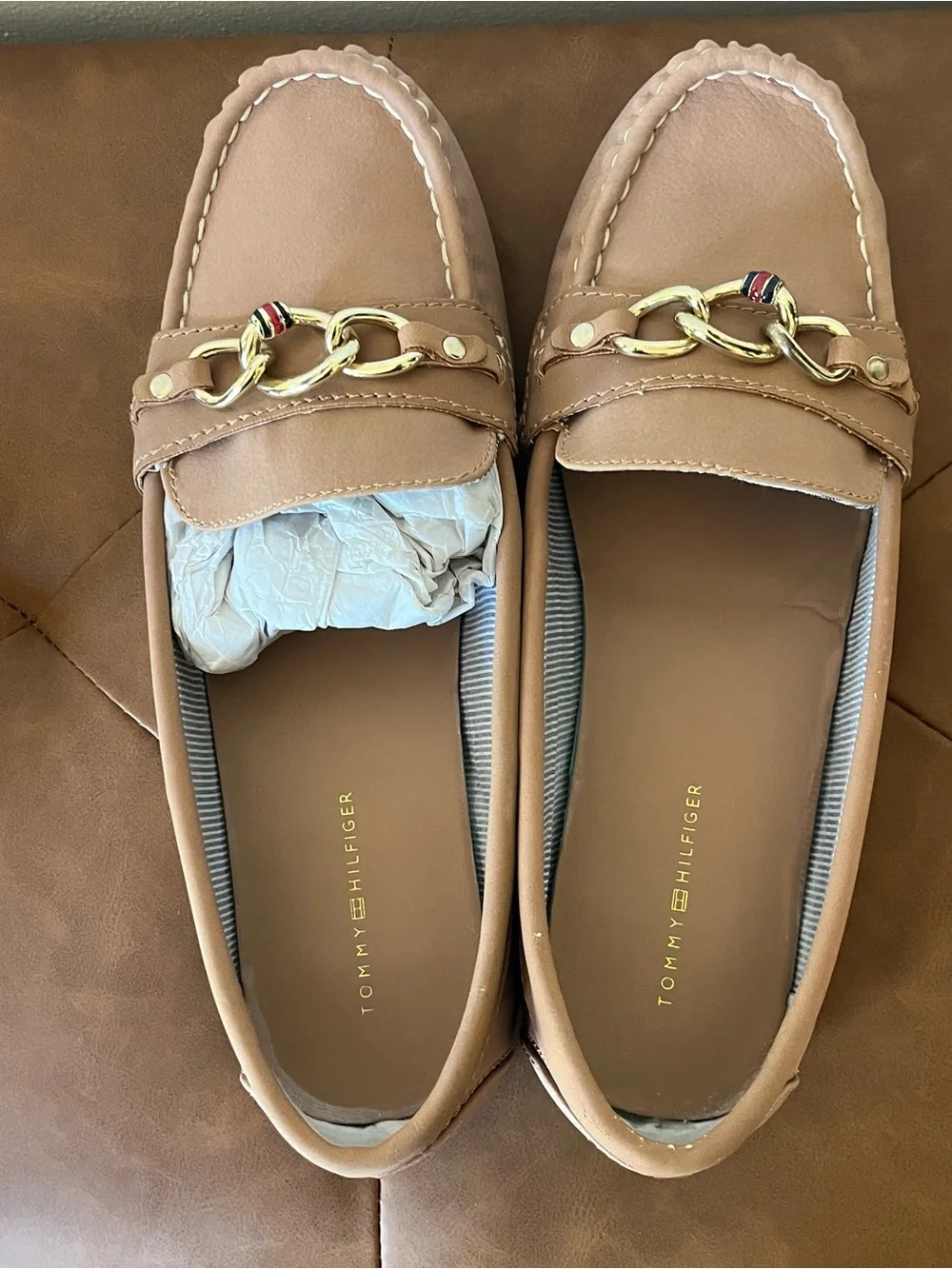 Tommy Hilfiger Camel Leather Chain Loafers with Gold Hardware - Picture 4 of 5